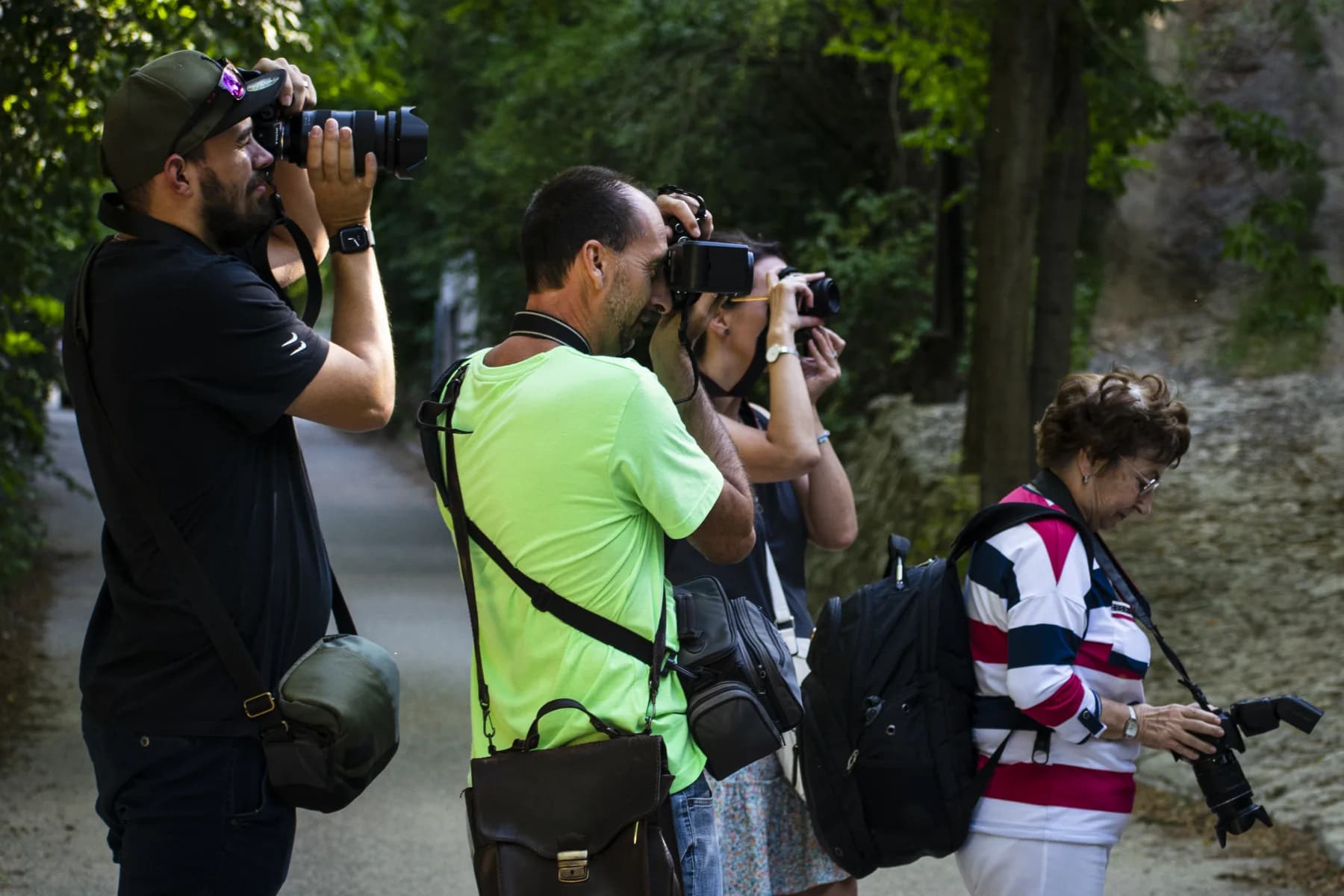 Különböző életkorú résztvevők kültéri fotográfiai gyakorlaton