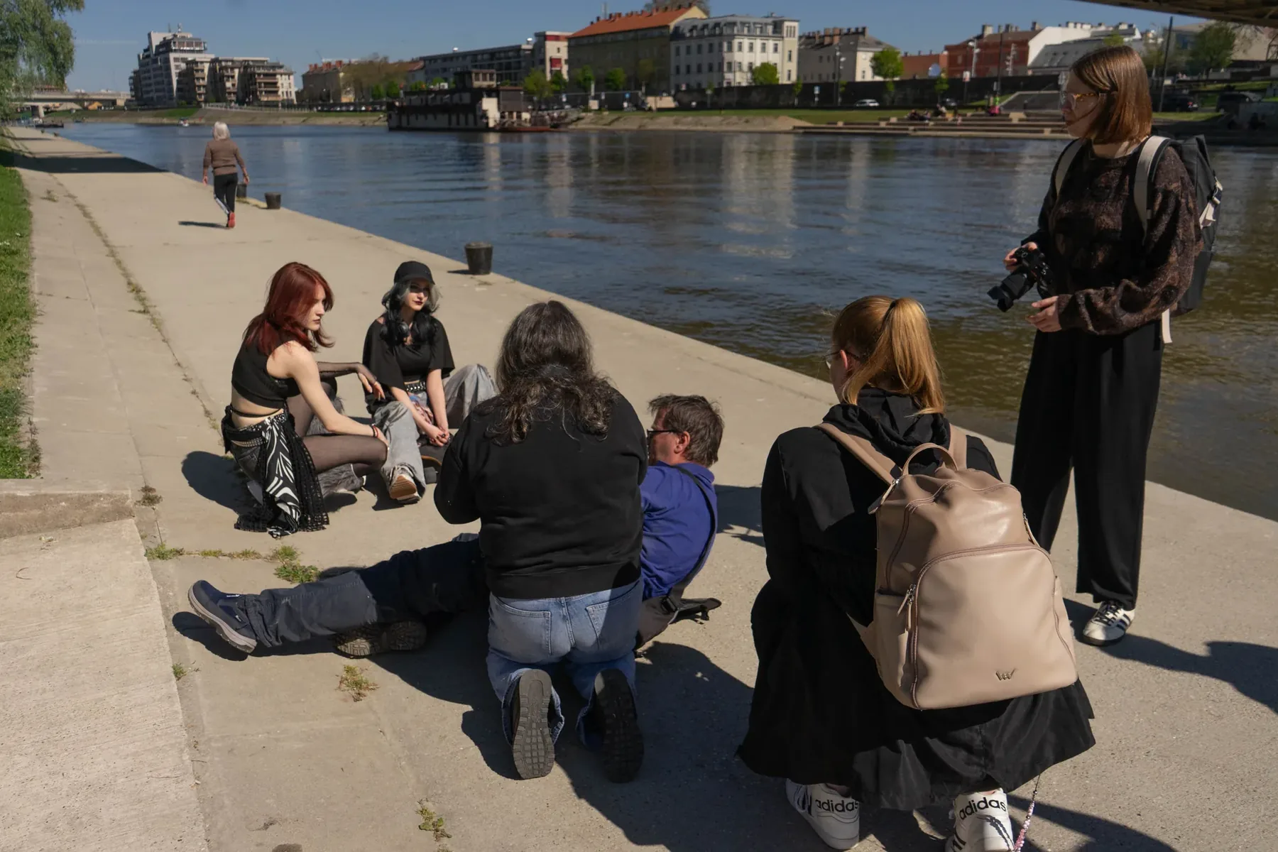 Fotográfus hallgatók kültéri gyakorlaton